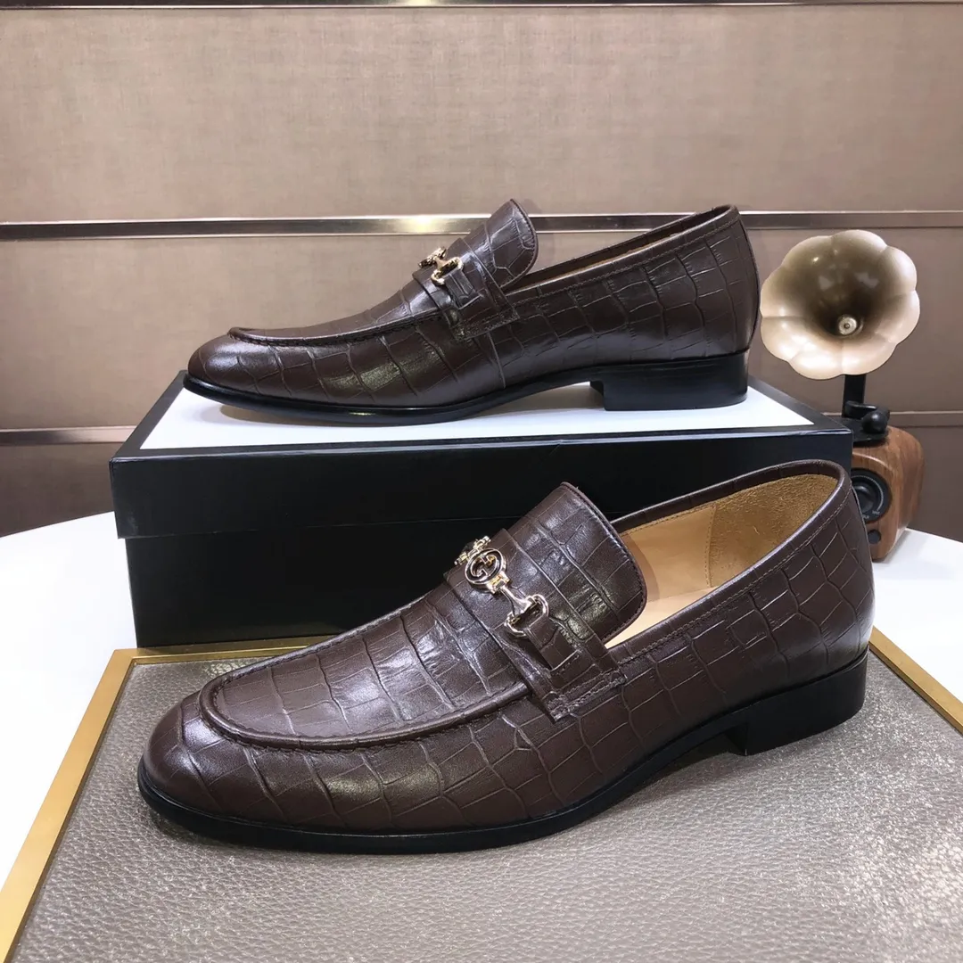 Men's shoes💰500💰Italy's top luxury men's shoe giant (GUCCI) (Gucci) (full cowhide lining) new arrival🍃Original European style🔰 Pleasant to the eye😍In order to make the shoes more durable and non-deformable🌀The production continues to follow traditional methods but there is still no lack of innovation💪Choose original sheepskin for the leather♻️ Smooth and natural And extra bright ⭐Made of imported cowhide, the first choice of rich people 38-45 (45 customized)